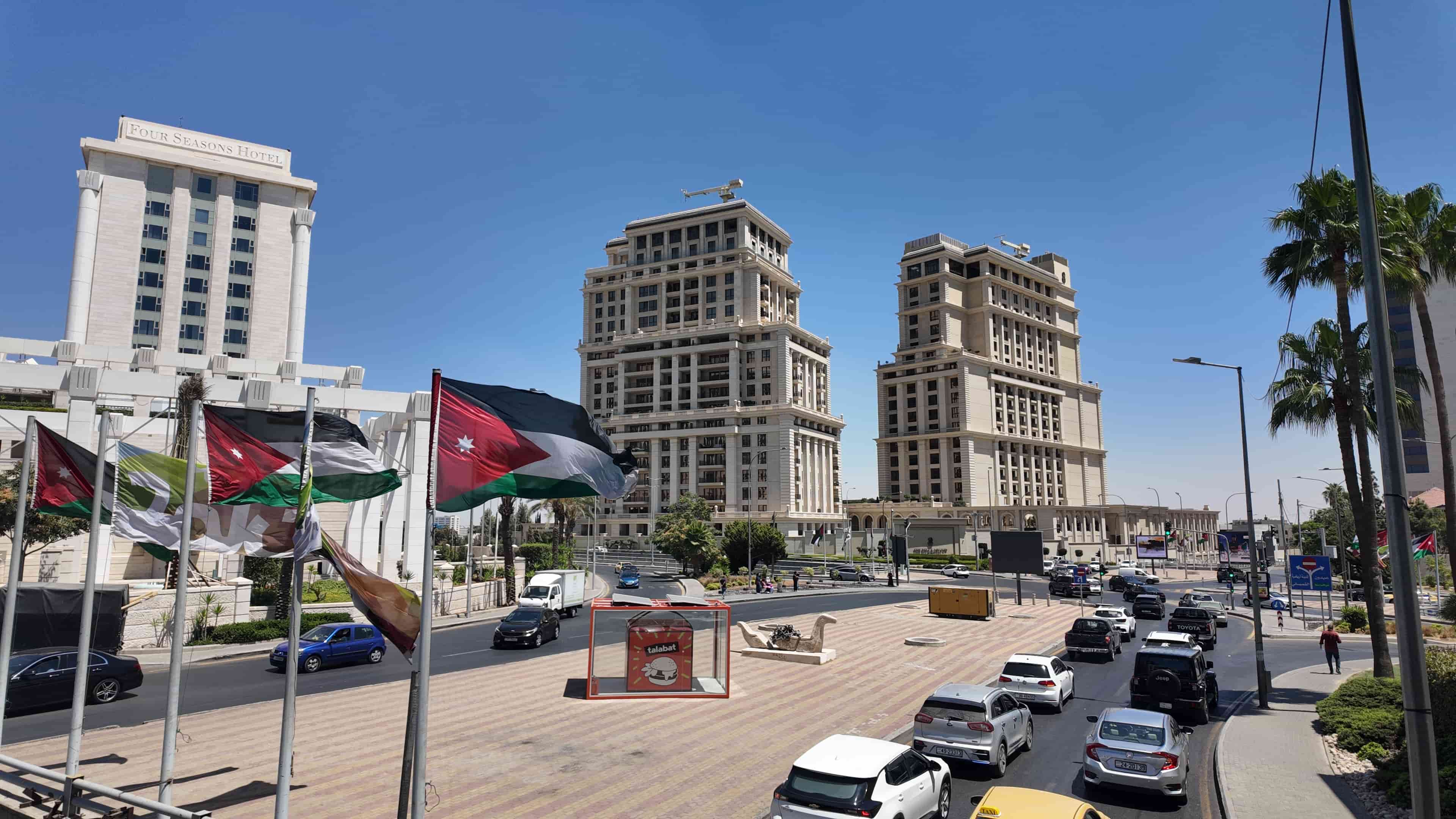 فنادق وأبراج سكنية حول ساحة في عبدون الشمالي، عمّان